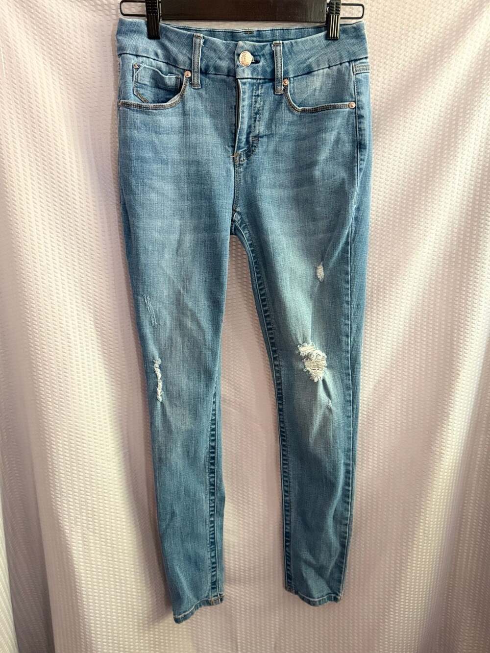 Seven7 Distressed Light Wash Skinny Jeans, Size 4